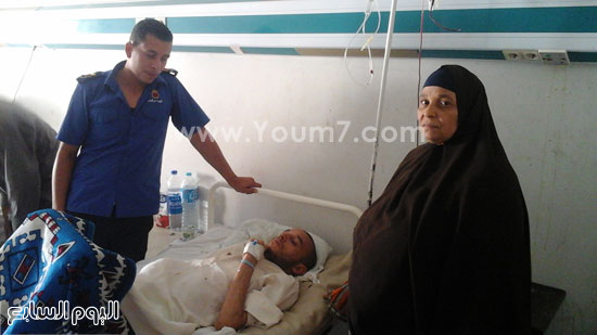 احد اف اد امن مستشفى الاحرار يساعد مجدى المريض -اليوم السابع -8 -2015